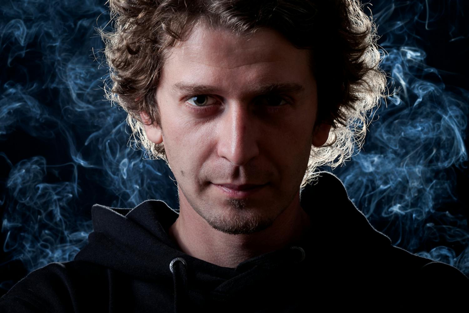 mand fotograferet med flash modlys baggrund WjHoa9dklfHtESQWW Ung man fotograferad med motljus i bakgrunden som lyfter porträttet till nya höjder